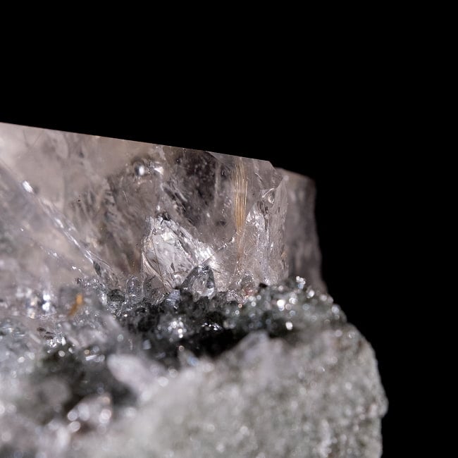 【一点物】 ヒマラヤ水晶原石 【87.5g】クラスター・ルチル・レコードキーパー 5 - 拡大写真です。抜群の透明度でルチルが内包されているのも確認出来ます