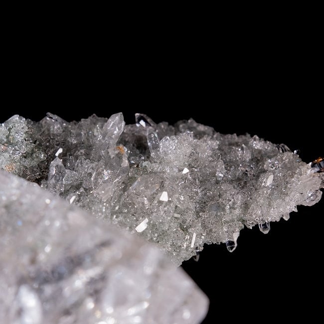 【一点物】 ヒマラヤ水晶原石 【87.5g】クラスター・ルチル・レコードキーパー 6 - 拡大写真です。びっしりとついた細かい結晶がキラキラと光り非常にキレイです