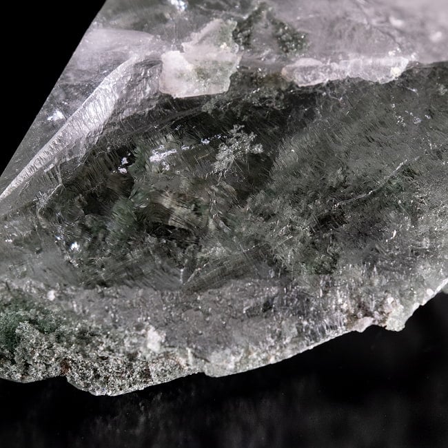 【一点物】 ヒマラヤ水晶原石 【173g】ポイント・クローライト・貫入り・タビー・バーコード・レインボー 5 - 拡大写真です。抜群の透明度です。