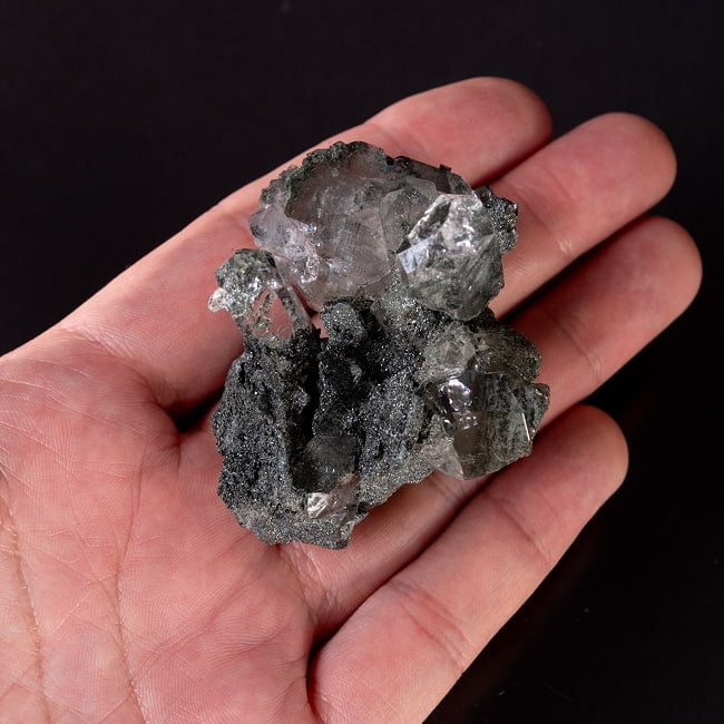 【一点物】 ヒマラヤ水晶原石 【84g】クラスター・クローライト・貫入り・タビー・バーコード・レインボー 6 - このくらいのサイズ感になります