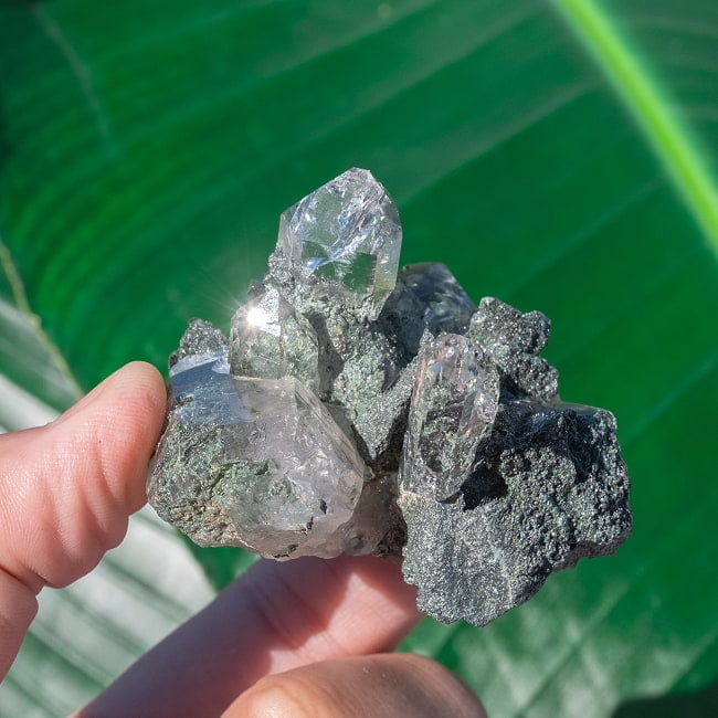 【一点物】 ヒマラヤ水晶原石 【84g】クラスター・クローライト・貫入り・タビー・バーコード・レインボー 7 - 太陽光にかざすと美しさが際立ちます