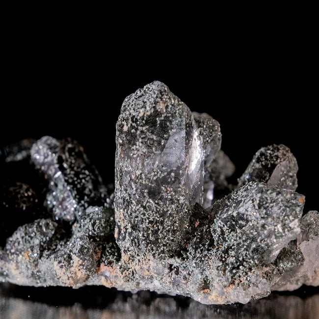 【一点物】 ヒマラヤ水晶原石 【44.5g】クラスター・クローライト 4 - 拡大写真です。表面にはクローライトがびっしりと付着し存在感があります。