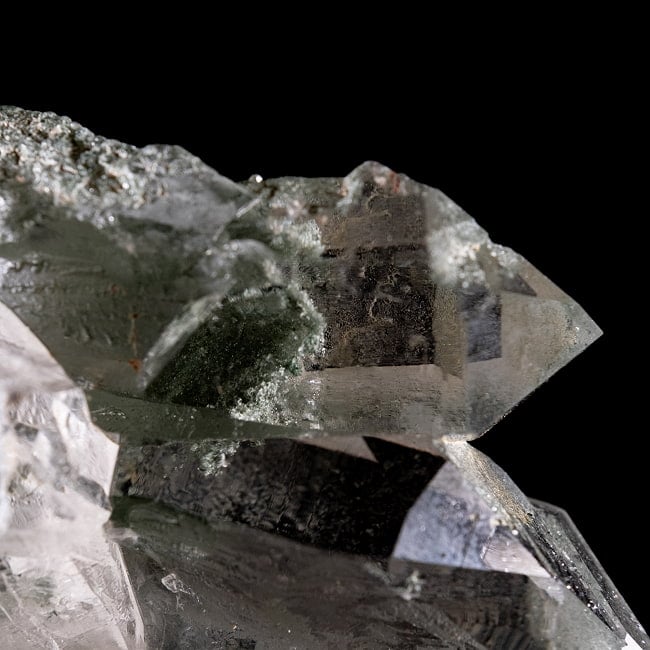 【一点物】 ヒマラヤ水晶原石 【133.5g】ポイント・クローライト・ツイン・ファントム・セルフヒールド・バーコード 5 - 拡大写真です。抜群の透明度で、クローライトのグリーンがファントムの形状になっているのが確認出来ます