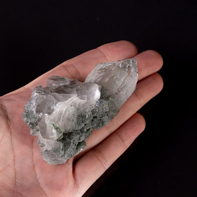 【一点物】 ヒマラヤ水晶原石 【133.5g】ポイント・クローライト・ツイン・ファントム・セルフヒールド・バーコード 7 - このくらいのサイズ感になります
