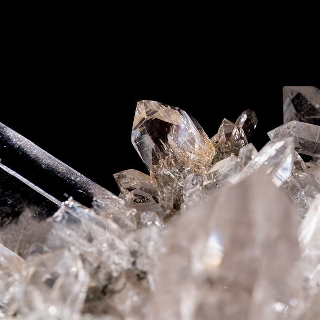 【一点物】 ヒマラヤ水晶原石 【526.5g】クラスター・透明・ルチル・タビー・タイムリンク・貫入り・バーコード・レインボー 4 - 拡大写真です。抜群の透明度でルチルが内包されているのも確認出来ます