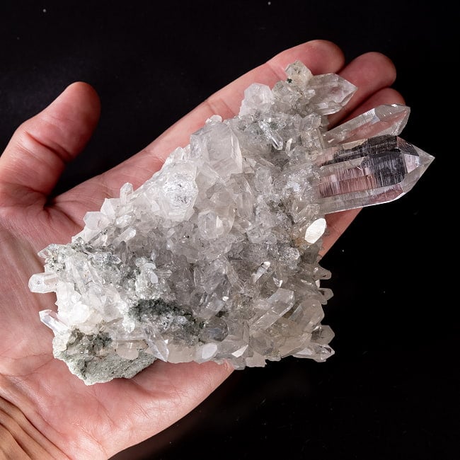 【一点物】 ヒマラヤ水晶原石 【526.5g】クラスター・透明・ルチル・タビー・タイムリンク・貫入り・バーコード・レインボー 6 - このくらいのサイズ感になります