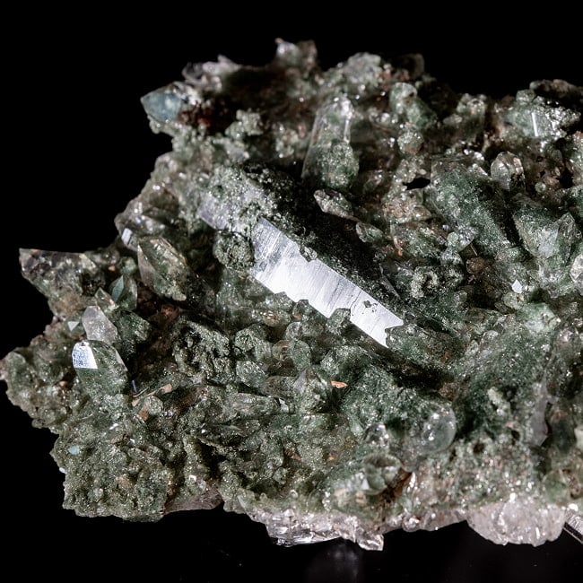 【一点物】 ヒマラヤ水晶原石 【196.5g】クラスター・透明・クローライト・バーコード・レインボー 5 - 拡大写真です。母岩が薄くクローライトのグリーンが非常にキレイで存在感があります