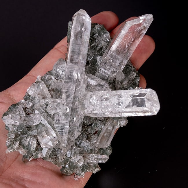 【一点物】 ヒマラヤ水晶原石 【196.5g】クラスター・透明・クローライト・バーコード・レインボー 7 - このくらいのサイズ感になります