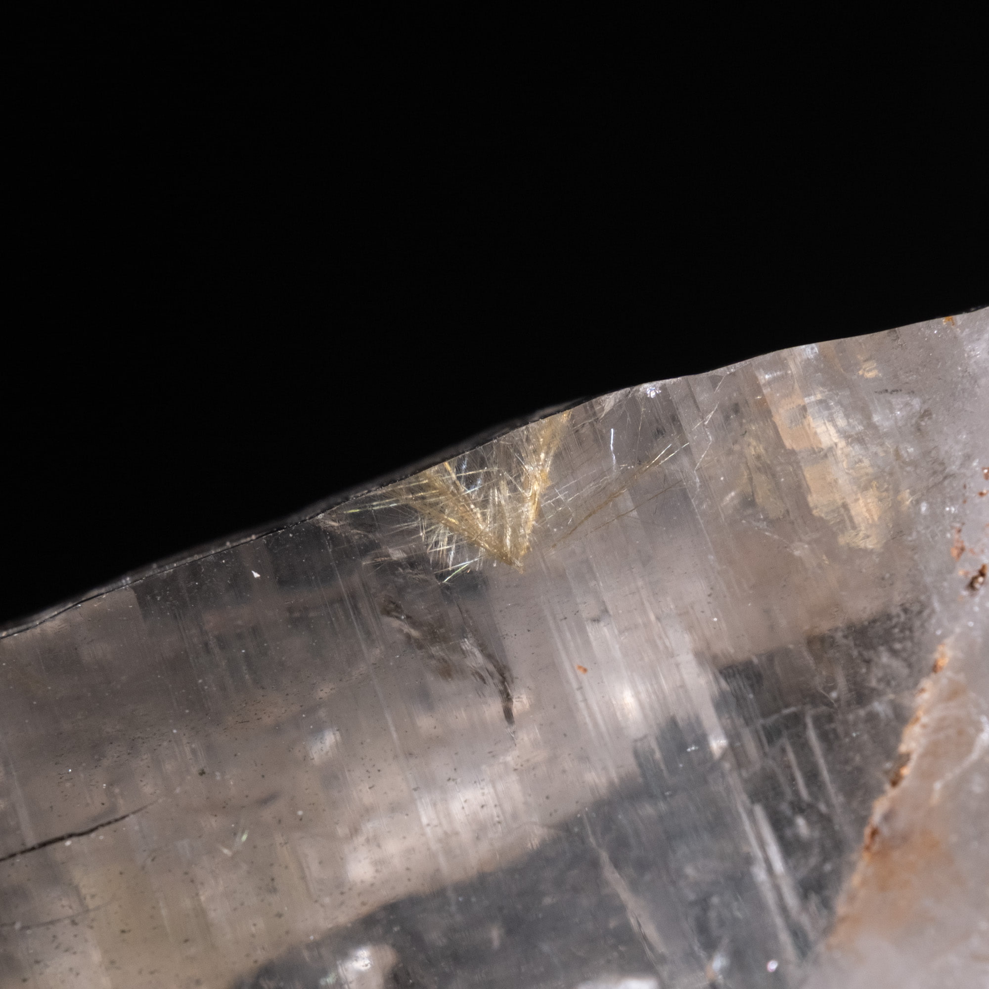 【一点物】 ヒマラヤ水晶原石 【 241g】ルチル・透明度・ガーデン・バーコード・セルフヒールド 6 - 拡大写真です。ルチルが内包されているのが確認出来ます。