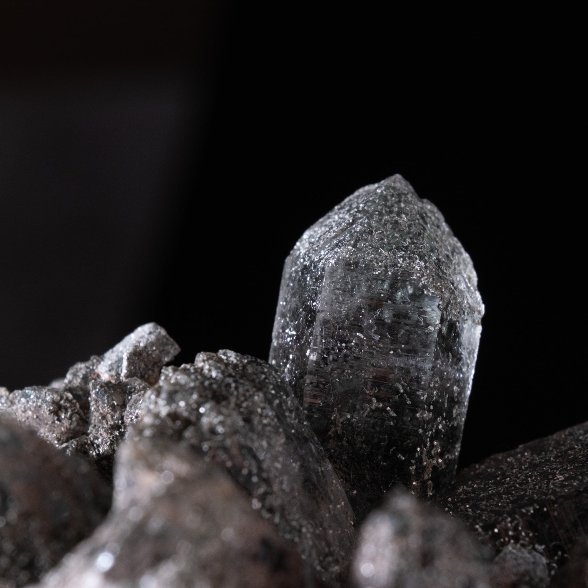 【一点物】 ヒマラヤ水晶原石 【 333g】透明度・クローライト・クラスター・セルフヒールド・バーコード 5 - 拡大写真です。透明度が高くクローライトがびっしりと付着しています。