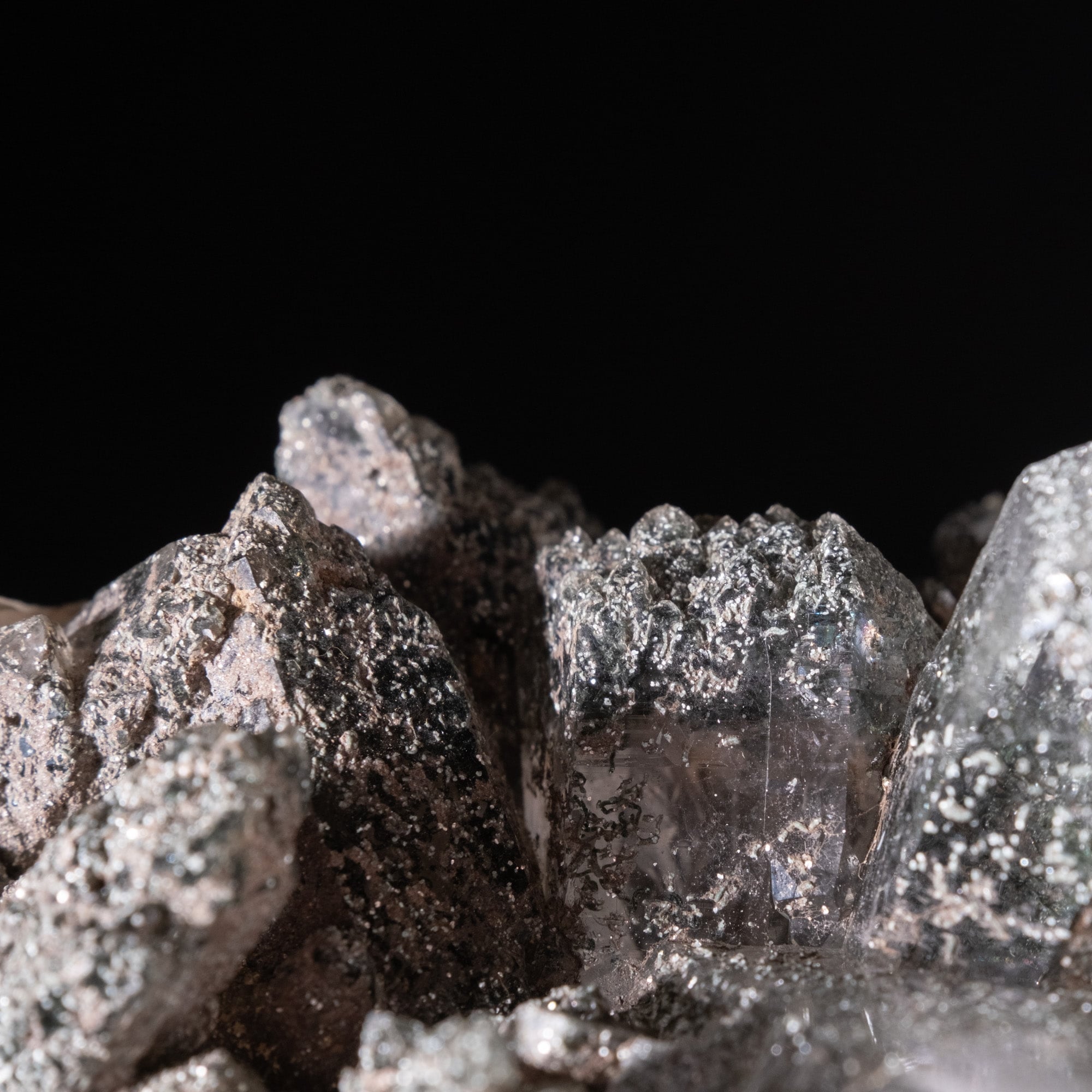 【一点物】 ヒマラヤ水晶原石 【 333g】透明度・クローライト・クラスター・セルフヒールド・バーコード 6 - 拡大写真です。透明度が高くクローライトがびっしりと付着しています。