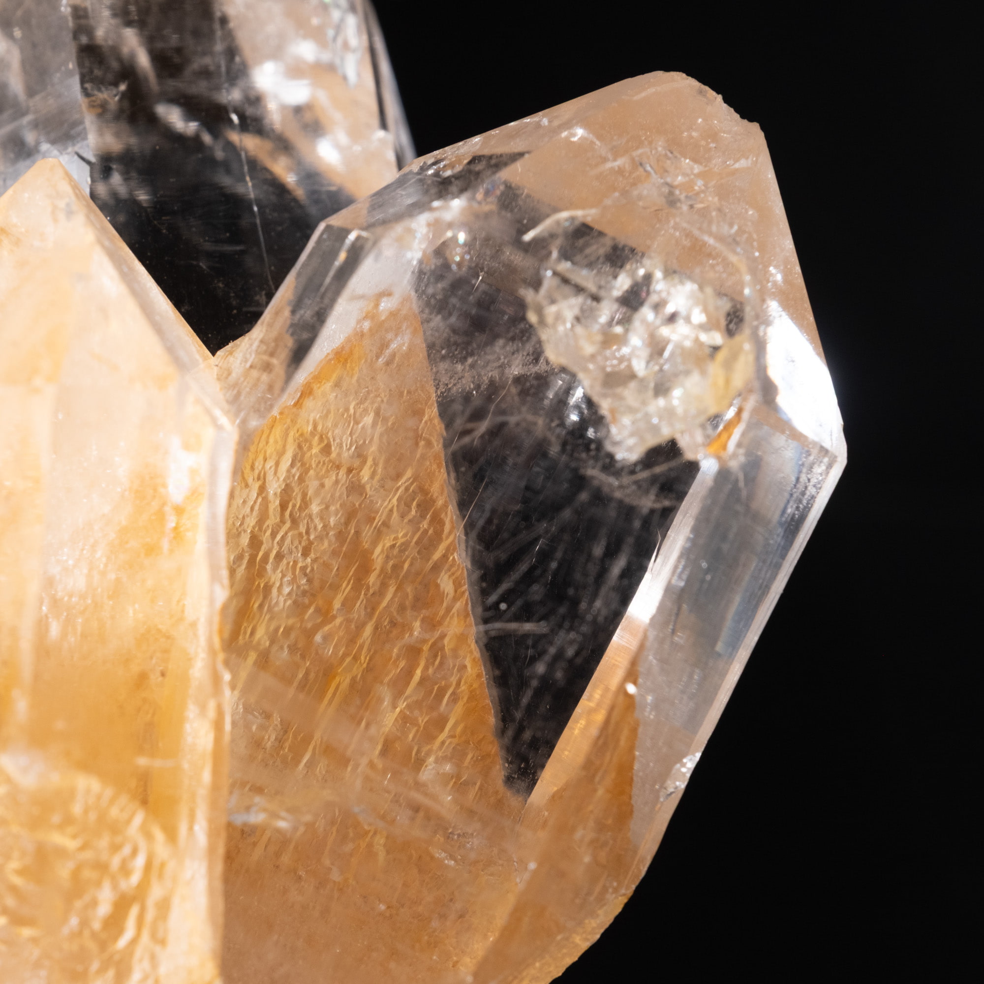 【一点物】 ヒマラヤ水晶原石 【 242.5g】透明度・褐色・タビー・バーコード・レインボー 6 - 拡大写真です。鉄分とみられる褐色したオレンジが非常にキレイです。