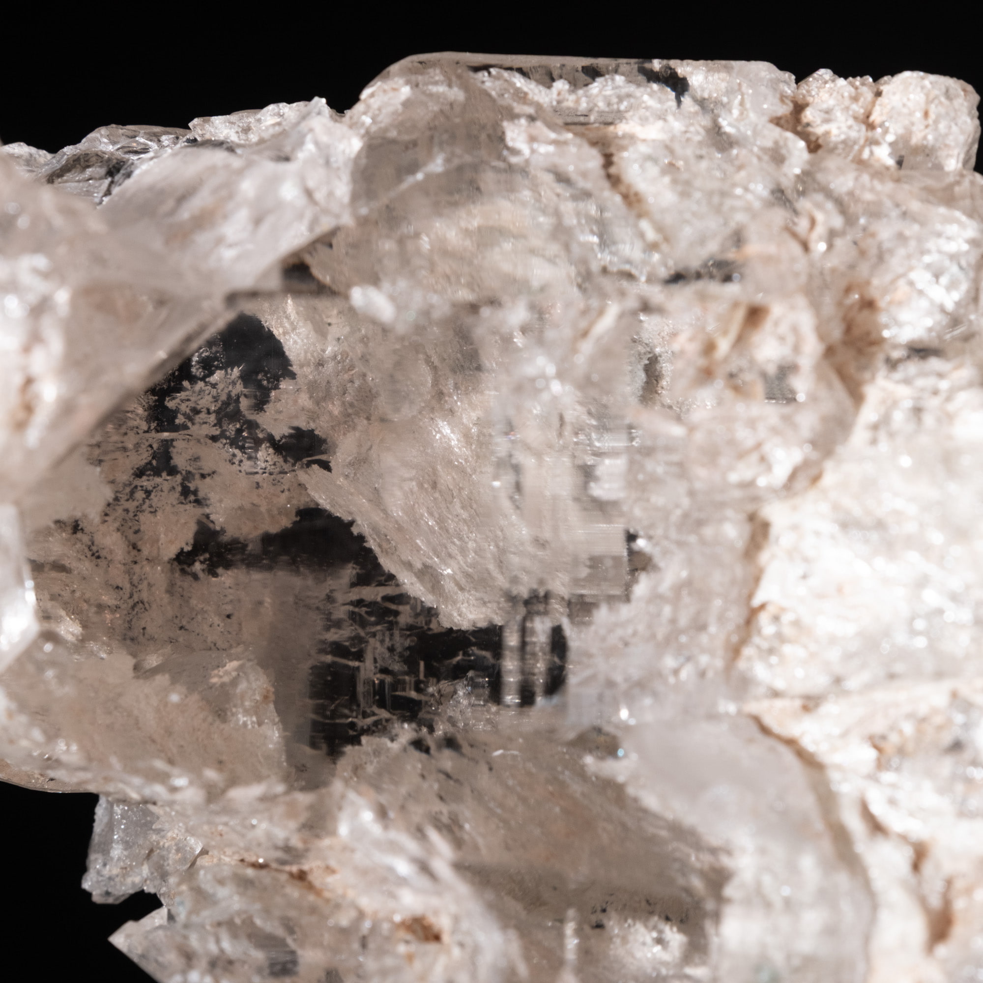 【一点物】 ヒマラヤ水晶原石 【 393g】マイカ・雲母・透明度 5 - 拡大写真です。マイカ(雲母)が内包されているのが確認出来ます。