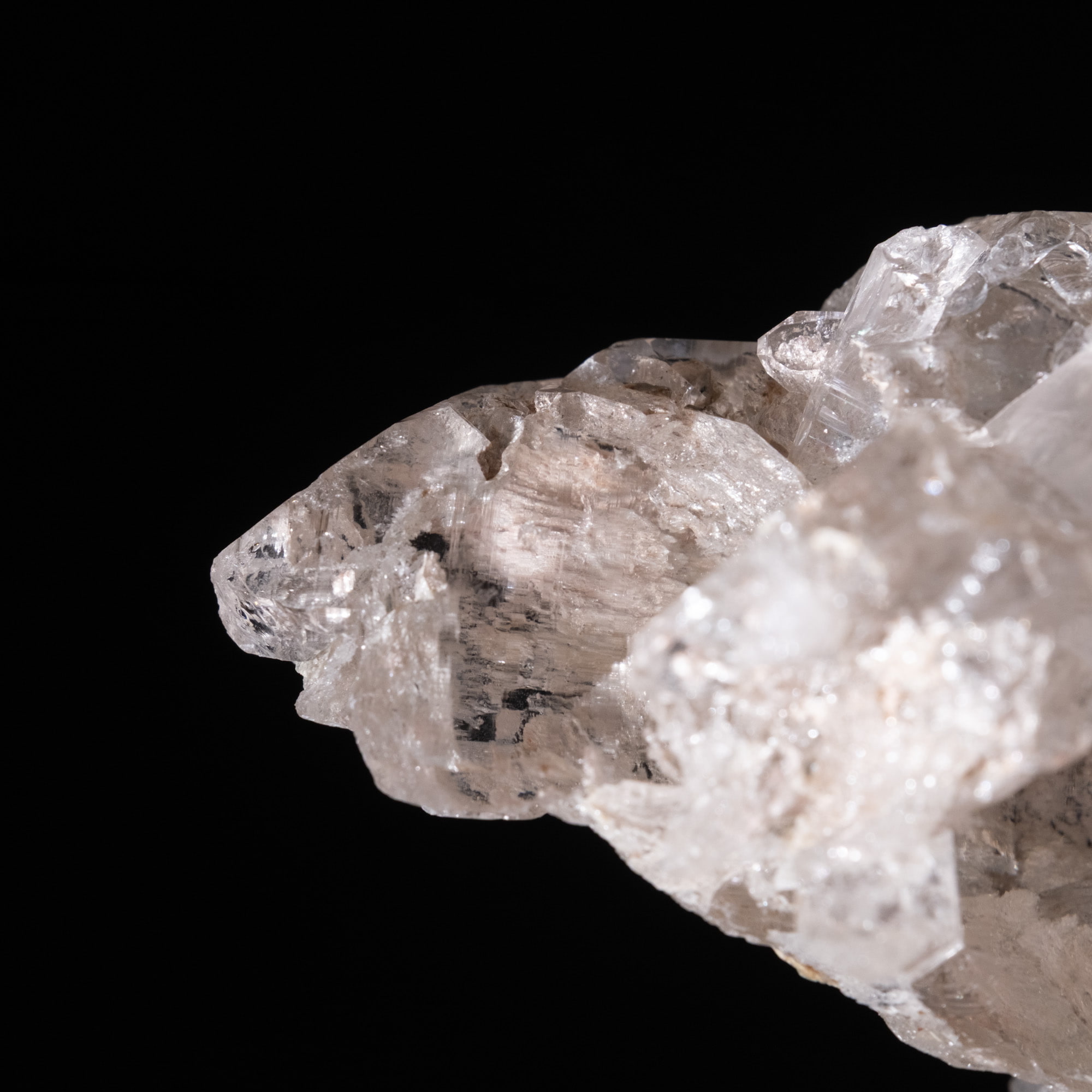 【一点物】 ヒマラヤ水晶原石 【 393g】マイカ・雲母・透明度 6 - 拡大写真です。マイカ(雲母)が内包されているのが確認出来ます。