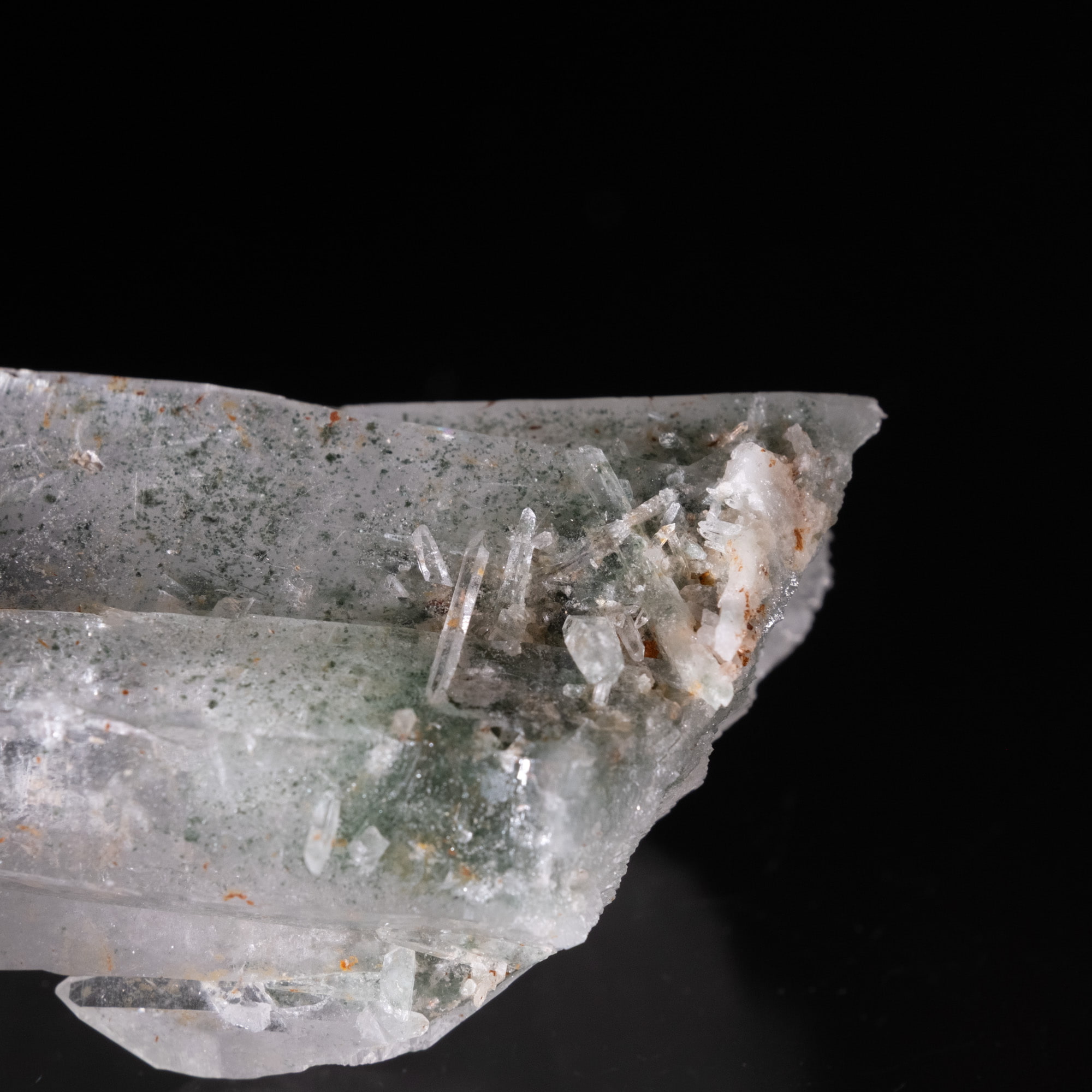 【一点物】 ヒマラヤ水晶原石 【 79g】透明度・クローライト・セルフヒールド・バーコード 6 - 拡大写真です。ポイントに細かい結晶が付着しています。