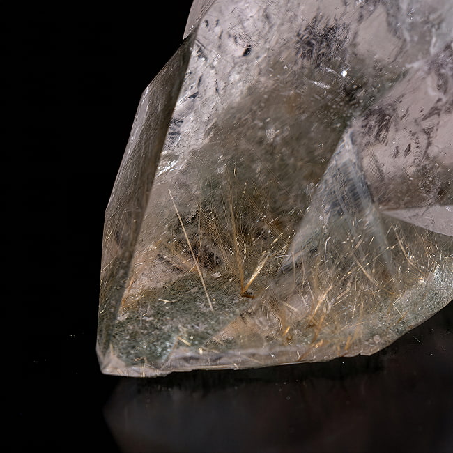 【一点物】 ヒマラヤ水晶原石 【221g】ルチル・クローライト・透明・バーコード・セルフヒールド 4 - 拡大写真です。抜群の透明度でルチルが内包されているのも確認出来ます