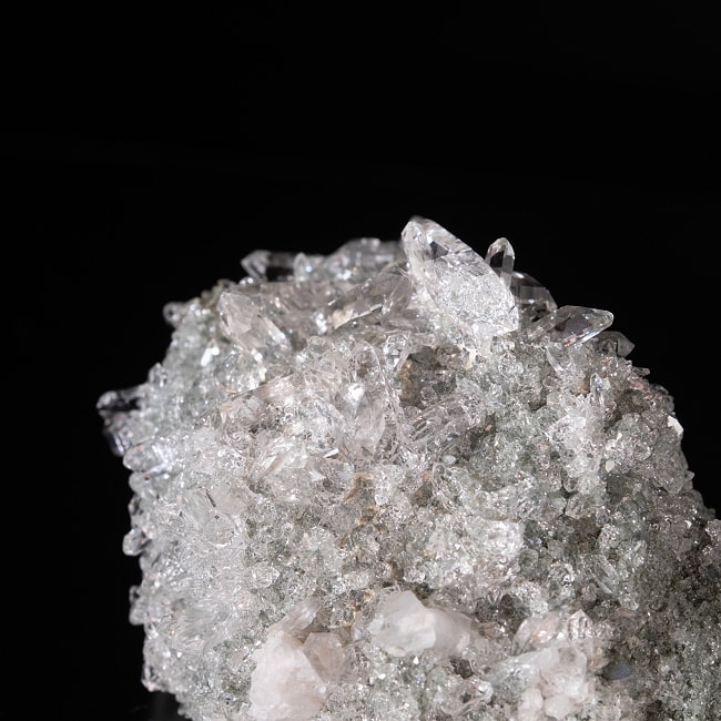 【一点物】 ヒマラヤ水晶原石 【92.5g】ルチル・クローライト・透明・クラスター 4 - 拡大写真です。結晶が小さく透明度が抜群です。