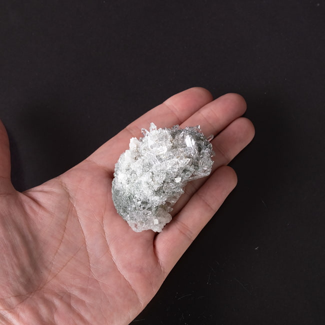 【一点物】 ヒマラヤ水晶原石 【92.5g】ルチル・クローライト・透明・クラスター 6 - このくらいのサイズ感になります