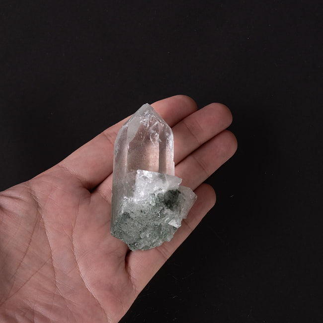 【一点物】 ヒマラヤ水晶原石 【97g】透明・クローライト・ファントム・バーコード 6 - このくらいのサイズ感になります