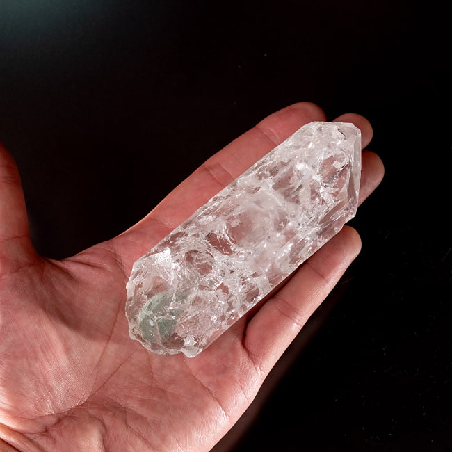 【一点物】 ヒマラヤ水晶原石 【239g】透明・クラック・クローライト・ファントム・バーコード・レインボー 7 - このくらいのサイズ感になります