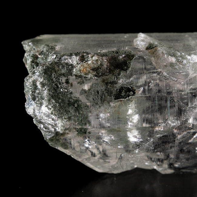 【一点物】 ヒマラヤ水晶原石 【197g】透明・クラック・クローライト・ガーデン・セルフヒールド・バーコード 5 - 拡大写真です。クローライトのグリーンがガーデン状に内包されているのも確認出来ます。