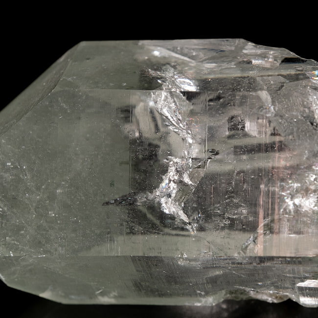 【一点物】 ヒマラヤ水晶原石 【197g】透明・クラック・クローライト・ガーデン・セルフヒールド・バーコード 6 - 拡大写真です。天然のクラックから角度によってはレインボーも確認出来ます。