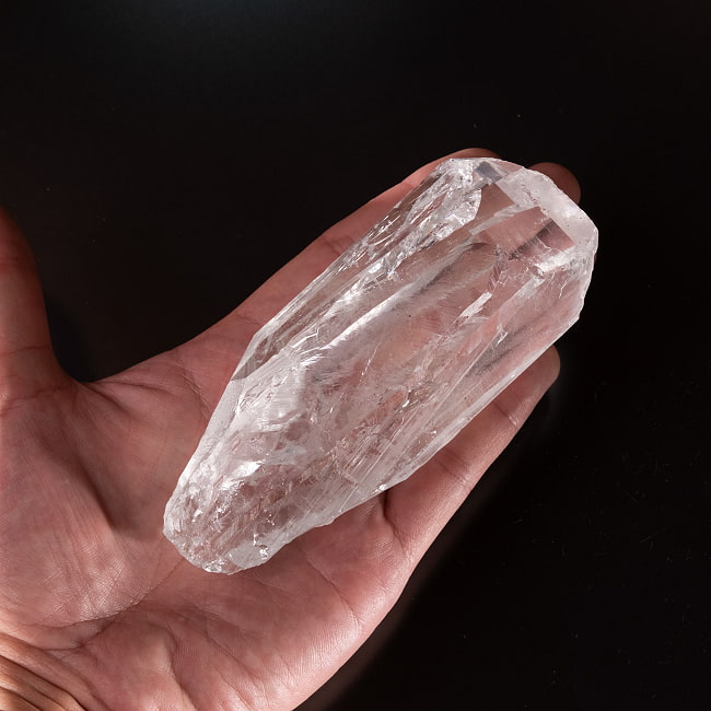 【一点物】 ヒマラヤ水晶原石 【312.5g】透明・ポイント・タビー・バーコード・クラック・レインボー 7 - このくらいのサイズ感になります