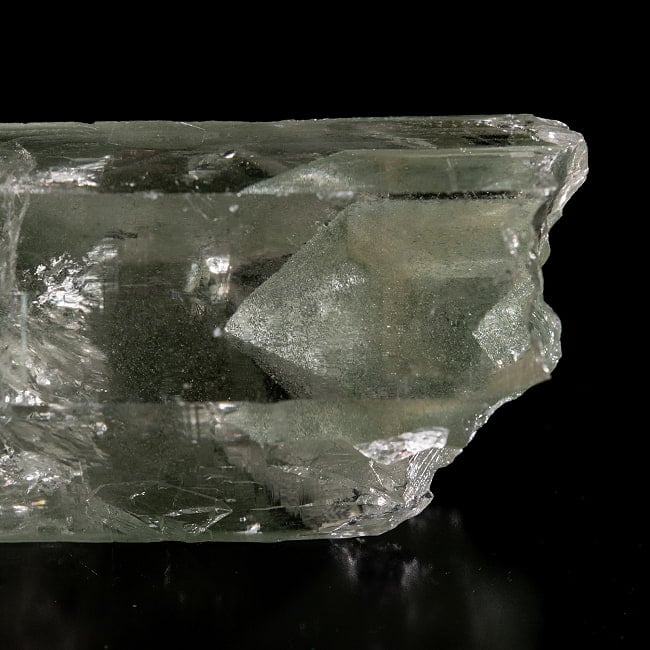 【一点物】 ヒマラヤ水晶原石 【220.5g】透明・クラック・ポイント・ファントム・バーコード・レインボー 5 - 拡大写真です。抜群の透明度で、ファントム状の模様が内包されているのも確認出来ます。