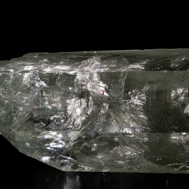 【一点物】 ヒマラヤ水晶原石 【220.5g】透明・クラック・ポイント・ファントム・バーコード・レインボー 6 - 拡大写真です。天然のクラックから角度によってはレインボーも確認出来ます。