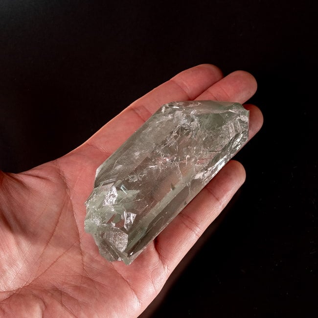 【一点物】 ヒマラヤ水晶原石 【220.5g】透明・クラック・ポイント・ファントム・バーコード・レインボー 7 - このくらいのサイズ感になります