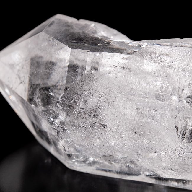 【一点物】 ヒマラヤ水晶原石 【366g】透明・ポイント・セルフヒールド・バーコード・レインボー 5 - 拡大写真です。抜群の透明度でまるで氷の様な質感です。