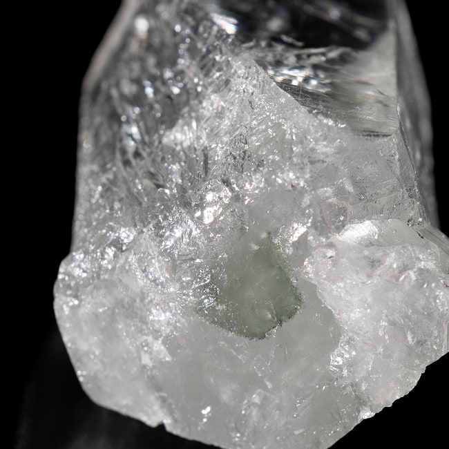 【一点物】 ヒマラヤ水晶原石 【95.5g】透明・レコードキーパー・バーコード・ファントム・レインボー 5 - 拡大写真です。根元の部分からファントム状の模様も確認出来ます。