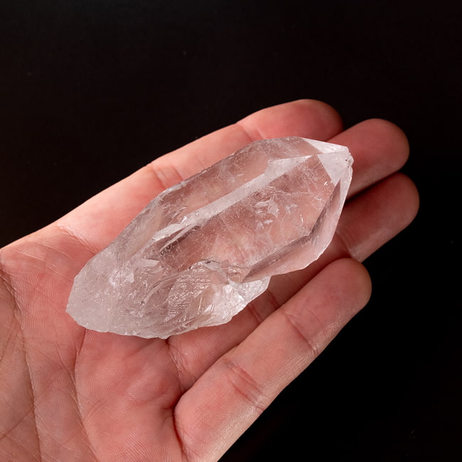 【一点物】 ヒマラヤ水晶原石 【119.5g】透明・セルフヒールド・バーコード 6 - このくらいのサイズ感になります