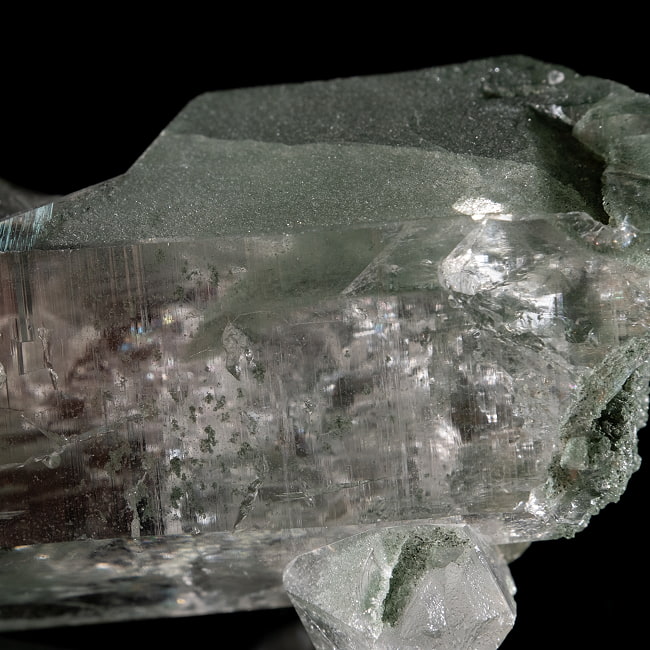 【一点物】 ヒマラヤ水晶原石 【247.5g】透明・クローライト・ファントム・セルフヒールド・ゲートウェイ・バーコード・レインボー 4 - 拡大写真です。抜群の透明度で表面にはクローライトのグリーンが付着しています。