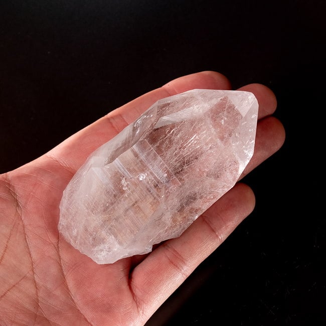 【一点物】 ヒマラヤ水晶原石 【167.5g】透明・ポイント・セルフヒールド・バーコード・タイムリンク 7 - このくらいのサイズ感になります