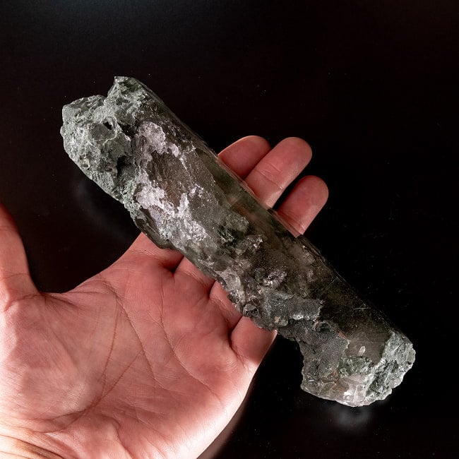 【一点物】 ヒマラヤ水晶原石 【403g】透明・ガーデン・クローライト・重量感・ポイント 7 - このくらいのサイズ感になります