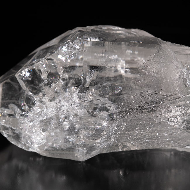 【一点物】 ヒマラヤ水晶原石 【269g】透明・クラック・ゲートウェイ・セルフヒールド・バーコード・レインボー 5 - 拡大写真です。抜群の透明度で天然のクラックから角度によってはレインボーも確認できます。