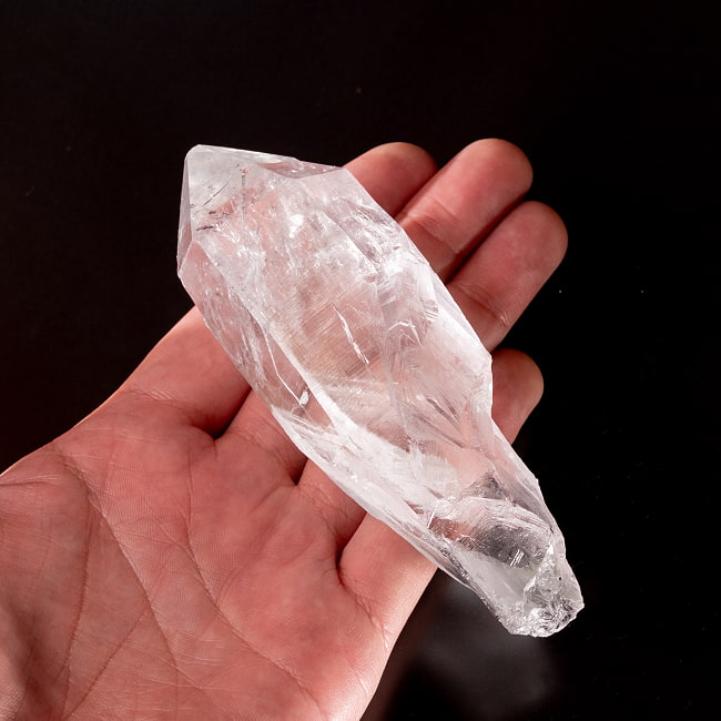 【一点物】 ヒマラヤ水晶原石 【212.5g】透明・クラック・ゲートウェイ・セルフヒールド・レコードキーパー・バーコード 7 - このくらいのサイズ感になります
