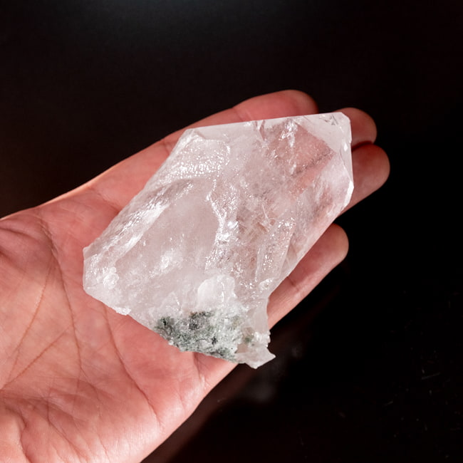 【一点物】 ヒマラヤ水晶原石 【284.5g】透明・クローライト・ゲートウェイ・セルフヒールド・バーコード・レインボー 7 - このくらいのサイズ感になります