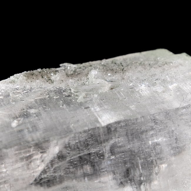 【一点物】 ヒマラヤ水晶原石 【246.5g】透明・クローライト・ファントム・セルフヒールド・バーコード・レインボー 6 - 拡大写真です。表面に細かい結晶とクローライトのグリーン付着しいるのが確認できます。