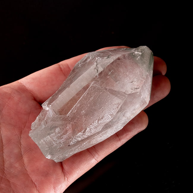 【一点物】 ヒマラヤ水晶原石 【246.5g】透明・クローライト・ファントム・セルフヒールド・バーコード・レインボー 7 - このくらいのサイズ感になります