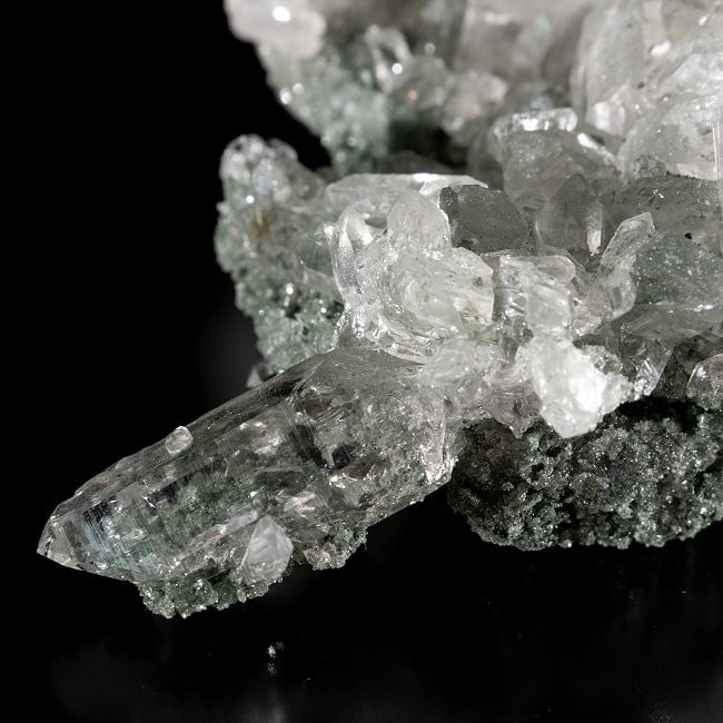 【一点物】 ヒマラヤ水晶原石 【499g】透明・クラスター・クローライト・ガーデン・ダブルポイント・セルフヒールド・バーコード 5 - 拡大写真です。クローライトのグリーンがガーデン状に内包されているのも確認出来ます。