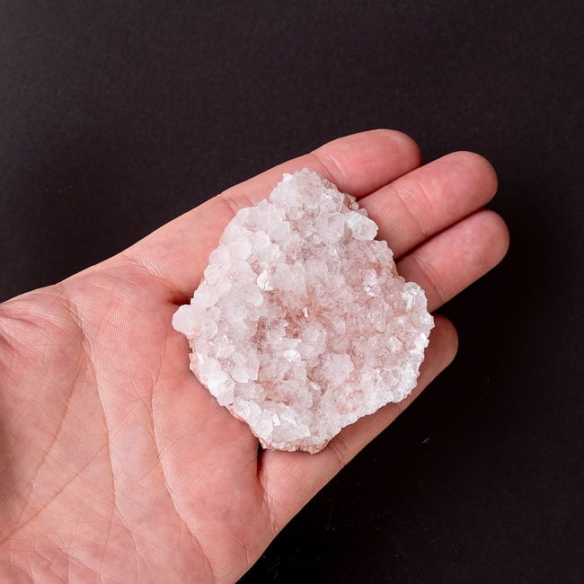 【一点物】 レッドアポフィライト原石 【58.5g】稀少石インド産・クラスター 6 - 手のひらに乗せた写真です。