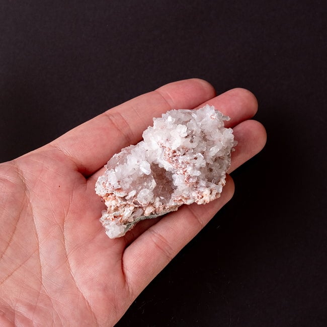 【一点物】 レッドアポフィライト原石 【76g】稀少石インド産・クラスター 6 - 手のひらに乗せた写真です。