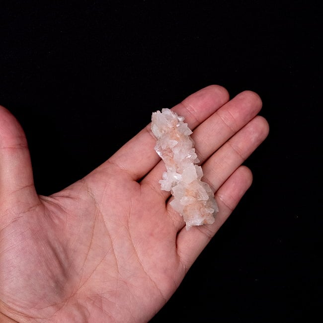 【一点物】 レッドアポフィライト原石 【23.5g】稀少石インド産・クラスター 6 - 手のひらに乗せた写真です。