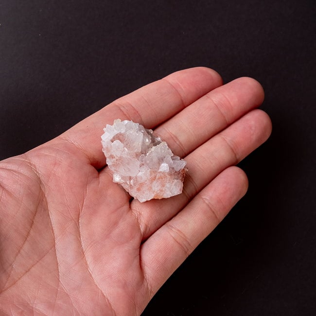 【一点物】 レッドアポフィライト原石 【18g】稀少石インド産・クラスター 6 - 手のひらに乗せた写真です。