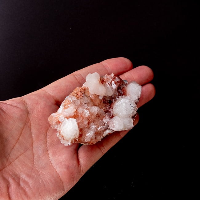 【一点物】 レッドアポフィライト原石 【145.5g】稀少石インド産・クラスター 7 - 手のひらに乗せた写真です。