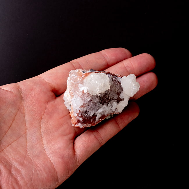 【一点物】 レッドアポフィライト原石 【88g】稀少石インド産・クラスター 7 - 手のひらに乗せた写真です。