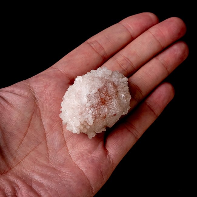 【一点物】 レッドアポフィライト原石 【64g】稀少石インド産・クラスター 7 - 手のひらに乗せた写真です。