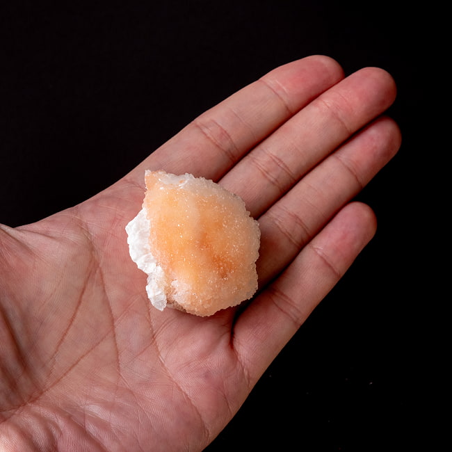 【一点物】 レッドアポフィライト原石 【51g】稀少石インド産・クラスター 7 - 手のひらに乗せた写真です。